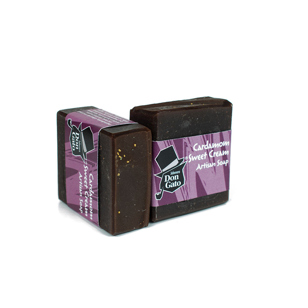 Cardamom and Sweet Cream artisan soap by Jabonera Don Gato from the Bestsellers collection, wrapped in purple label with brand logo and dark brown tone on white background.
