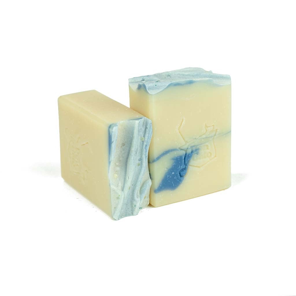 Cote d’Azur artisan soap by Jabonera Don Gato from the Bestsellers collection with blue and cream swirls on white background.
